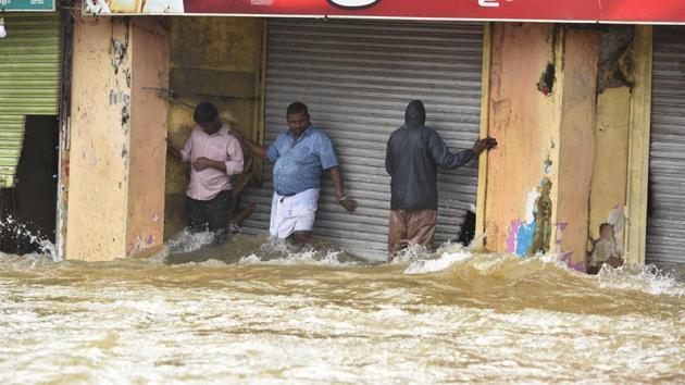 People who were stranded because flood waters at Panadala, in district Pathanamthitta of Kerala in August 2018.(Raj K Raj/HT PHOTO)