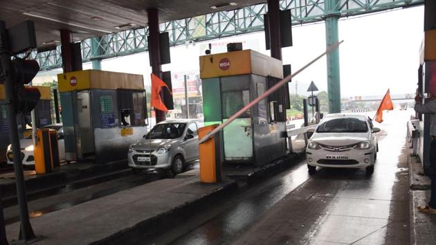 According to RTI activist Vivek Velankar, IRB has collected <span class='webrupee'>?</span>5,762 crore through toll collection, as per statistics till July 2018.(HT FILE PHOTO)