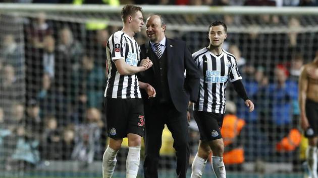 Newcastle United manager Rafael Benitez, center, speaks to Sean Longstaff after the Emirates FA Cup third round replay soccer match against Blackburn(AP)