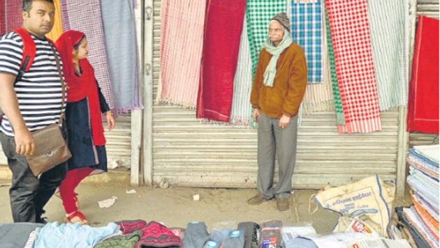 The pavement stall in Walled City’s Chawri Bazar sells colourful gamchhas and lungis.(HT Photo)