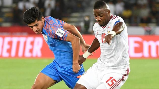 Anirudh Thapa (L) marks United Arab Emirates' midfielder Ismail Al Hamadi.(AFP)