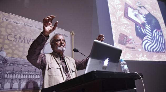 Gulammohammad Shiekh lectures at CSMVS on Thursday.(Anshuman Poyrekar/HT Photo)