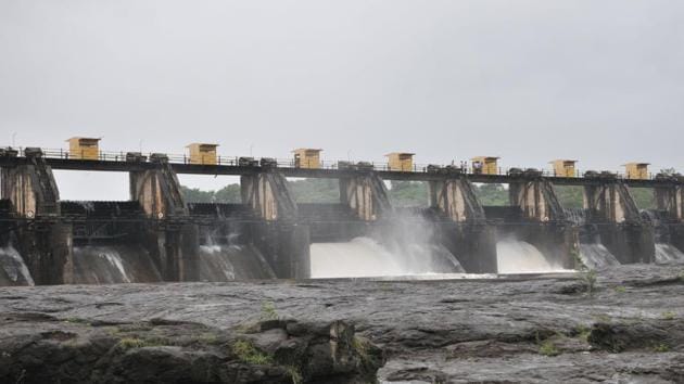 The irrigation department on Monday took a review meeting of the existing water stock in the Khadakwasla dam and decided to supply 1,350 MLD water.(HT PHOTO)