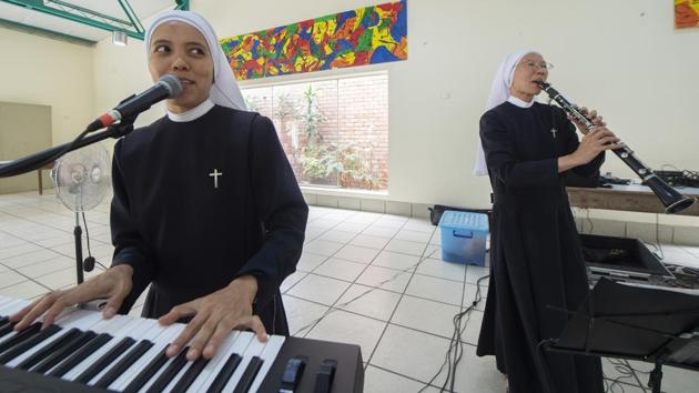 Sisters (L-R) Kathleen, 37, keyboard player and vocalist from the Philippines and Jessica, 36, clarinet player from China. “Until now we have not been able to talk to the pope, we would love it if he approaches us,” said Ivonne, from Chile. “I wouldn’t know what to say, I think I would faint.” (Cris Bouroncle / AFP) Sisters (L-R) Kathleen, 37, keyboard player and vocalist from the Philippines and Jessica, 36, clarinet player from China. “Until now we have not been able to talk to the pope, we would love it if he approaches us,” said Ivonne, from Chile. “I wouldn’t know what to say, I think I would faint.” (Cris Bouroncle / AFP)
