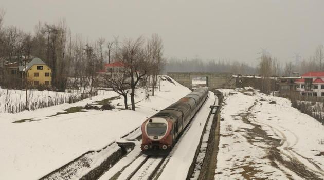 In Kashmir, the weather office has forecast another spell of snow from January 19 to 23. The MeT department has asked people to plan their travel accordingly. The divisional commissioner office has also issued a fresh avalanche warning for nine avalanche prone districts of the division including Anantnag, Kulgam, Budgam, Baramulla, Kupwara, Bandipora, Ganderbal, Kargil and Leh districts. (Waseem Andrabi / HT Photo) In Kashmir, the weather office has forecast another spell of snow from January 19 to 23. The MeT department has asked people to plan their travel accordingly. The divisional commissioner office has also issued a fresh avalanche warning for nine avalanche prone districts of the division including Anantnag, Kulgam, Budgam, Baramulla, Kupwara, Bandipora, Ganderbal, Kargil and Leh districts. (Waseem Andrabi / HT Photo)