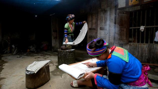 Mai has another goal too: to preserve the centuries-old custom of Hmong weaving, a tradition that has faded in many Hmong homes as modernity has crept in. Girls who once learned the craft from their mothers and grandmothers are busy these days with school work, or Facebook, or hanging out with friends. (Nhac Nguyen / AFP) Mai has another goal too: to preserve the centuries-old custom of Hmong weaving, a tradition that has faded in many Hmong homes as modernity has crept in. Girls who once learned the craft from their mothers and grandmothers are busy these days with school work, or Facebook, or hanging out with friends. (Nhac Nguyen / AFP)