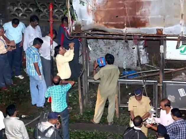 Twenty-seven people died and 127 others were injured after three bombs placed in vehicles at Zaveri Bazaar, Opera House and Dadar went off on July 13, 2011.(HT File)