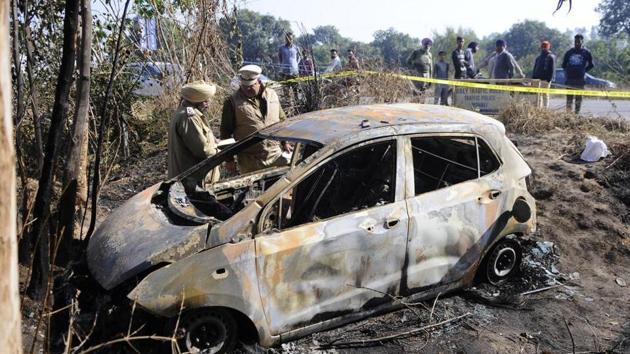 Police inspect a burned car near Sambalki village, Sector 82 in Mohali on Friday. (Anil Dayal/HT PHOTO) Police inspect a burned car near Sambalki village, Sector 82 in Mohali on Friday. (Anil Dayal/HT PHOTO)