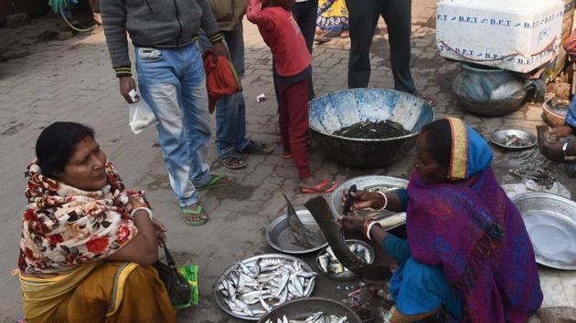 Ban or NO ban fish business continued in several parts of state capital on Thursday. The state government following protests lifted ban on sale of live fishes. in Patna Bihar India on Thursday.(Santosh Kumar/HT Photo)