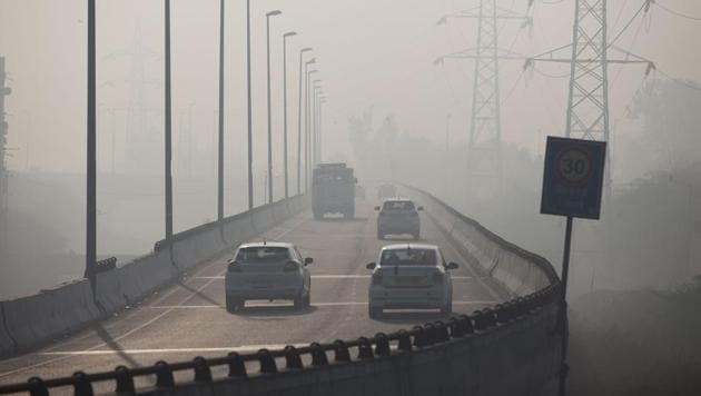 Commuters drive amidst heavy smog along a road in New Delhi on January 17, 2019.(AFP)