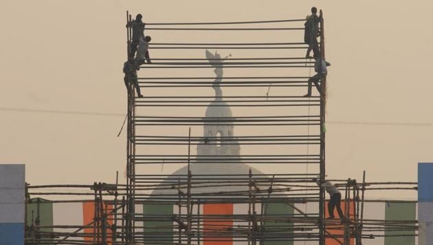 A day before it welcomes stalwarts from a wide spectrum of political parties, the 18th century colonial era venue looks majestic as labourers and volunteers work at a frantic pace to give the final shape to the giant stages and other makeshift facilities. (Samir Jana/HT Photo) A day before it welcomes stalwarts from a wide spectrum of political parties, the 18th century colonial era venue looks majestic as labourers and volunteers work at a frantic pace to give the final shape to the giant stages and other makeshift facilities. (Samir Jana/HT Photo)
