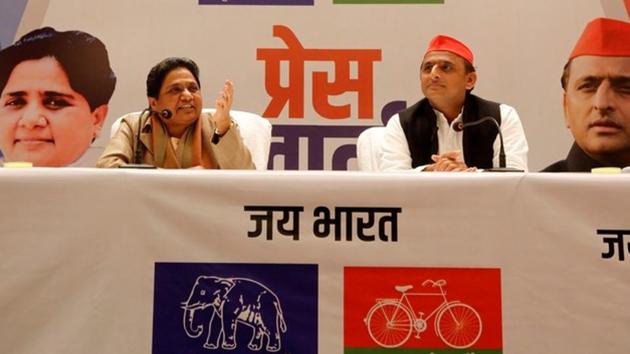 The Bahujan Samaj Party (BSP) chief Mayawati (L) speaks as Akhilesh Yadav, chief of Samajwadi Party (SP)(REUTERS)