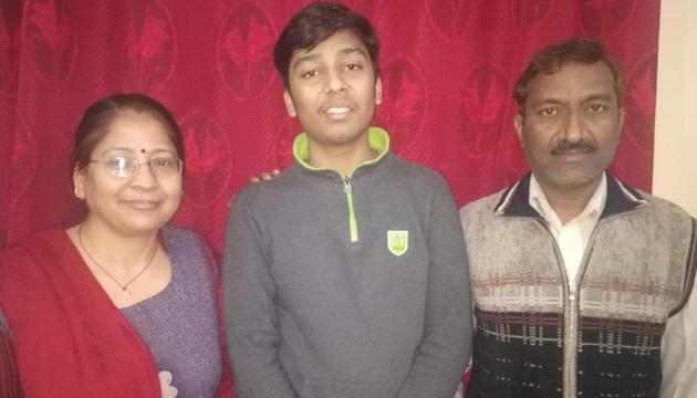 JEE Main 2019 Results: Kanpur topper Naman who score 100 percentile with his parents(Hindustan Times)