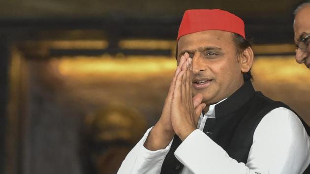 Samajwadi Party president Akhilesh Yadav greeting Bahujan Samaj Party supremo Mayawati on her 63rd birthday in Lucknow.(PTI Photo)