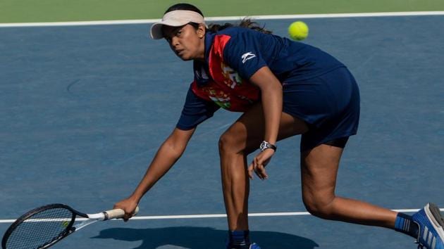 Prerna Vichare of Maharashtra in action during girls Tennis match under 17 category at Khelo India Youth Games.(Milind Saurkar/HT Photo)