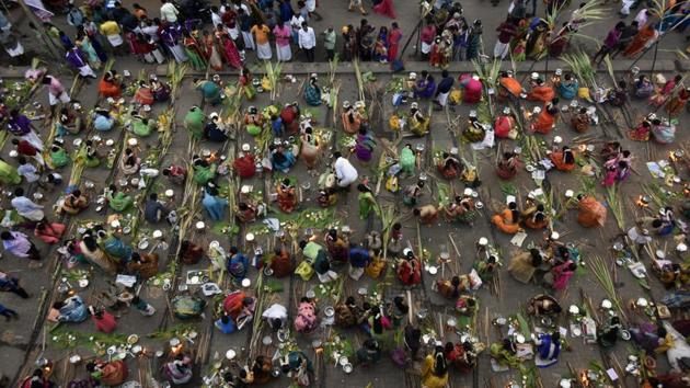 Hindu devotees cook traditional sweetmeats on open fires during a community function on the occasion of Pongal at Dharavi in Mumbai, Maharashtra. (Kunal Patil / HT Photo) Hindu devotees cook traditional sweetmeats on open fires during a community function on the occasion of Pongal at Dharavi in Mumbai, Maharashtra. (Kunal Patil / HT Photo)