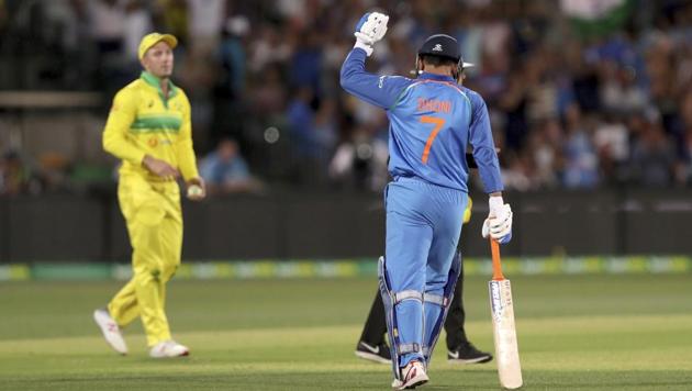 MS Dhoni celebrates hitting the winning runs against Australia.(AP)