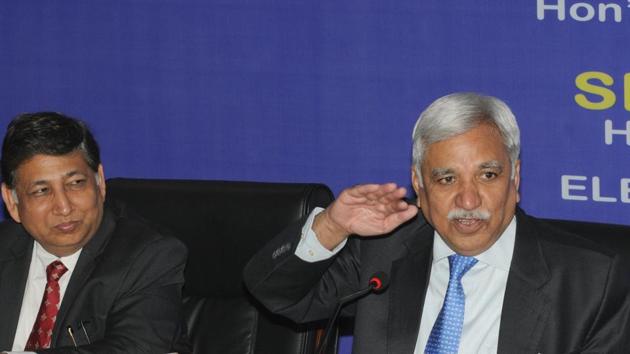 Hon'ble Chief Election Commissioner Sunil Arora addressing the media after having meeting with officials of the Bihar state Govt. in Patna Bihar India on Friday(A P Dube/Hindustan Time)