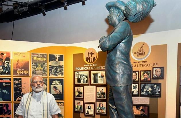 Mumbai: Prime Minister Narendra Modi looks at the statue of showman Rajkapoor during the opening of the National Museum of Indian Cinema in Mumbai, Saturday, Jan 19, 2019. (PTI Photo/Shirish Shete) (PTI1_19_2019_000148B)(PTI)