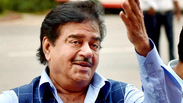 Bharatiya Janata Party (BJP) rebel leader Shatrughan Sinha who showed up at Mamata Banerjee’s United India rally Saturday refused to be drawn into endorsing the Trinamool Congress chief Mamata Banerjee as the next Prime Minister and remained ambivalent.(PTI File Photo)