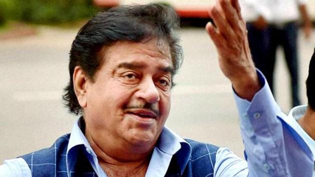 Rebel BJP MP Shatrughan Sinha today tore into Prime Minister Narendra Modi over demonetisation(HT File)