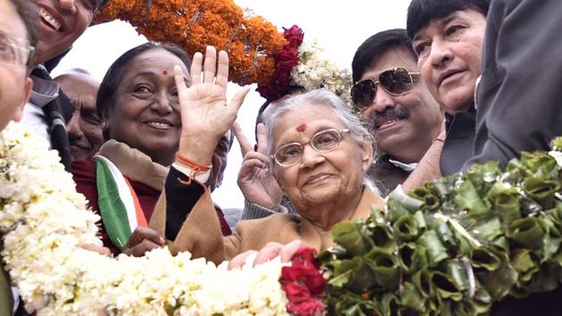 Former Delhi chief minister Sheila Dikshit is garlanded by other Congress leaders as she takes charge as the president of the Delhi Pradesh Congress Committee (DPCC), at Delhi Pradesh Congress Committee office, in New Delhi. (Sanjeev Verma / HT Photo) Former Delhi chief minister Sheila Dikshit is garlanded by other Congress leaders as she takes charge as the president of the Delhi Pradesh Congress Committee (DPCC), at Delhi Pradesh Congress Committee office, in New Delhi. (Sanjeev Verma / HT Photo)
