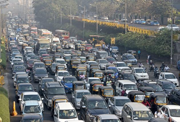A huge traffic at Goregaon on the WEH on Friday.(Satyabrata Tripathy/HT Photo)