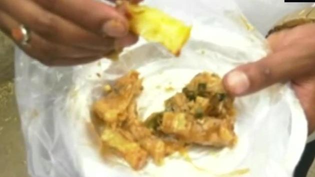 After ordering ‘paneer’ dishes from the restaurant discovery and food delivery platform, Zomato, an Aurangabad resident on Friday found plastic fibre in his food.(ANI) After ordering ‘paneer’ dishes from the restaurant discovery and food delivery platform, Zomato, an Aurangabad resident on Friday found plastic fibre in his food.(ANI)