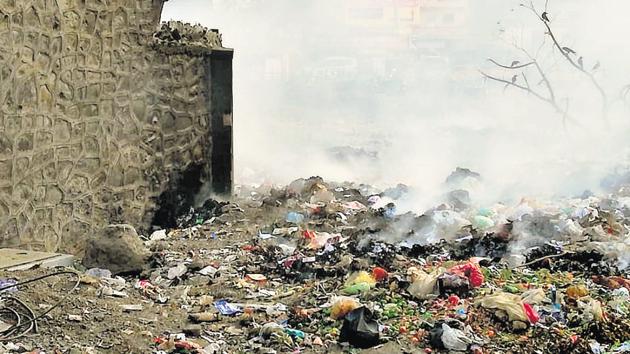Indiscriminate garbage burning takes place in Wagholi. (HT PHOTO) Indiscriminate garbage burning takes place in Wagholi. (HT PHOTO)