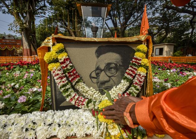 People pay tribute to Bal Thackeray at his makeshift memorial at Shivaji Park on January 23, 2018. (HT file photo) People pay tribute to Bal Thackeray at his makeshift memorial at Shivaji Park on January 23, 2018. (HT file photo)
