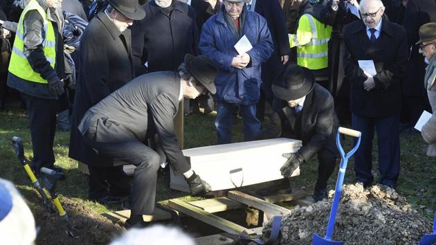 A coffin with the remains of six unidentified Holocaust victims is buried at the United Synagogue's New Cemetery in Bushey, England on January 20.(AP Photo) A coffin with the remains of six unidentified Holocaust victims is buried at the United Synagogue's New Cemetery in Bushey, England on January 20.(AP Photo)