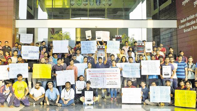 Research students from Indian Institute of science education and research Pune (IISER) protested against the arrest of 2000 research scholars in Delhi protested outside the Ministry of Human Resource Development's headquarters at IISER on Saturday.(Rahul Raut/ HT Photo)