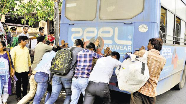 Passengers push a PMPMLbus that broke down at Alka talkies chowk. as per PMPML norms, buses that have run more than 8.4 lakh km and have completed 12 years of operation have to be scrapped as they are not road worthy. In spite of these norms, the PMPML has been operating 400 buses in its fleet of 1,400 buses which violate its own safety norms. (HT PHOTO) Passengers push a PMPMLbus that broke down at Alka talkies chowk. as per PMPML norms, buses that have run more than 8.4 lakh km and have completed 12 years of operation have to be scrapped as they are not road worthy. In spite of these norms, the PMPML has been operating 400 buses in its fleet of 1,400 buses which violate its own safety norms. (HT PHOTO)