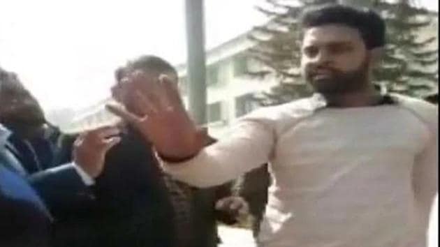 An FIR has been registered against NSUI Shahjahanpur district president Irfan Hussain for allegedly threatening a female student after she complained of molestation.(Screengrab of video where the NSUI district president of Shahjahanpur could be seen threatening the woman in front of the college staff.)