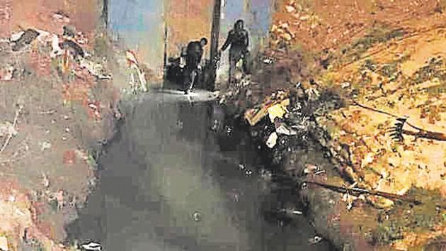 The labourer’s body was recovered from the drain after an eight-hour operation.(HT Photo)