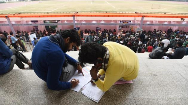Job seekers fill their registration forms during Delhi Job Mela at Thyagaraj Stadium, in New Delhi. The Delhi government organised a two-day Mega Job Fair in order to provide employment opportunities to over 12,500 job seekers with 76 companies from the private sector. (Amal KS / HT Photo) Job seekers fill their registration forms during Delhi Job Mela at Thyagaraj Stadium, in New Delhi. The Delhi government organised a two-day Mega Job Fair in order to provide employment opportunities to over 12,500 job seekers with 76 companies from the private sector. (Amal KS / HT Photo)