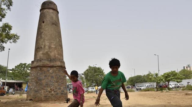 A Kos Minar in Jasola Vihar. A number of ‘kos minars’, currently protected by the Architectural Society of India, built on the Grand Trunk Road, give us clear indication of its lost splendour.(HT File / Representative Photo)