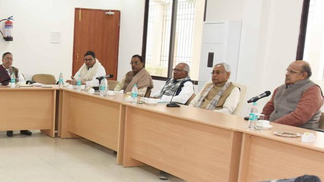 JD (U) national president and Bihar chief minister Nitish Kumar and KC tyagi with other party leaders at a meeting in Patna on Sunday Jan 20,2019.(HT Photo)