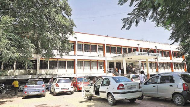 The exponential rise in the number of vehicle purchases in the last two years has put a huge burden on the regional transport office, Pune.(HT PHOTO)