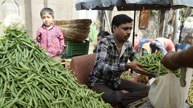 The price of peas saw a considerable decline. (Ravindra Joshi/HT PHOTO) The price of peas saw a considerable decline. (Ravindra Joshi/HT PHOTO)