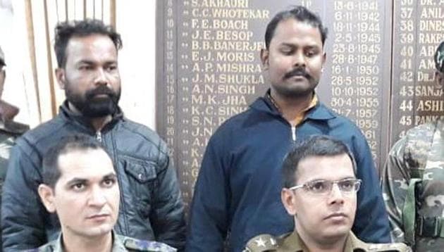 Police officials arrested Sumit Singh and his associate Sonu Lal (standing) for the murder of Jamshedpur-based broker Tapan Das on Saturday January 19, 2019. (Manoj Kumar / HT Photo) Police officials arrested Sumit Singh and his associate Sonu Lal (standing) for the murder of Jamshedpur-based broker Tapan Das on Saturday January 19, 2019. (Manoj Kumar / HT Photo)