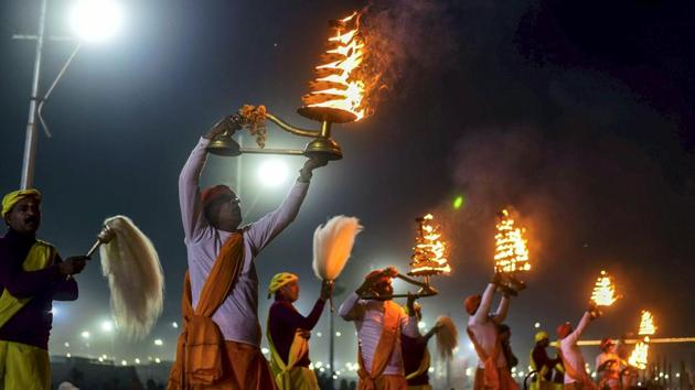 Priests perform Ganga Aarti on the eve of Paush Purnima during Kumbh on Sunday, January 20, 2019. The Uttar Pradesh government has allocated <span class='webrupee'>?</span>4,200 crore for the 49-day mela this time.(PTI)