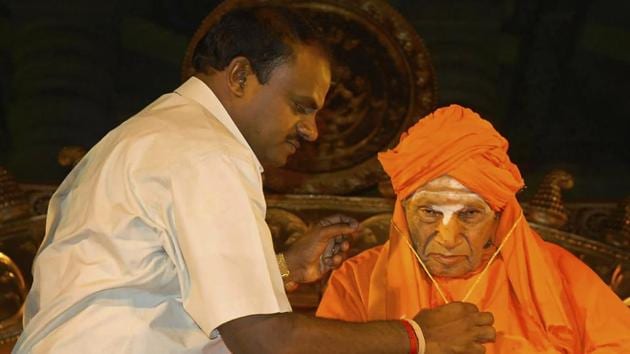 In this file photo, Shivakumara Swami is seen with Karnataka chief minister HD Kumaraswamy.(PTI FILE PHOTO)