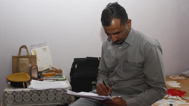 “I can’t believe how good it feels to wake up late, have tea in bed and just chat with my son and daughter about everything and nothing. I have an 8am to 8pm job at the Traffic Tower, which is extremely demanding,” Singh said. Grateful to spend time with his family, he said his offs would afford him the luxury to organise his documents and life. (Yogendra Kumar / HT Photo)