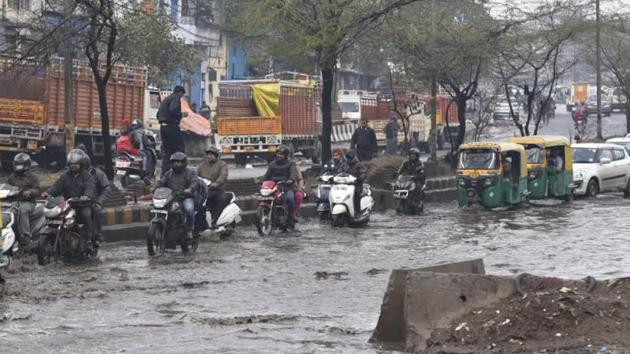 Delhi witnessed heavy rainfall on Tuesday morning which led to traffic jams all over the city.(Sanchit Khanna/HT Photo)