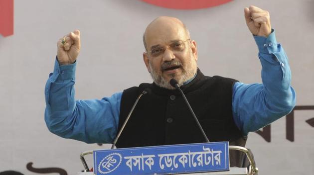 On Tuesday, BJP president Amit Shah launched his party’s Lok Sabha campaign in West Bengal by attacking Trinamool Congress chief Mamata Banerjee and her attempt to form an opposition alliance. “20-25 leaders can’t hold hands and defeat Prime Minister Narendra Modi, he is being supported by 100 crore people,” Shah said during the rally. (Samir Jana / HT Photo) On Tuesday, BJP president Amit Shah launched his party’s Lok Sabha campaign in West Bengal by attacking Trinamool Congress chief Mamata Banerjee and her attempt to form an opposition alliance. “20-25 leaders can’t hold hands and defeat Prime Minister Narendra Modi, he is being supported by 100 crore people,” Shah said during the rally. (Samir Jana / HT Photo)