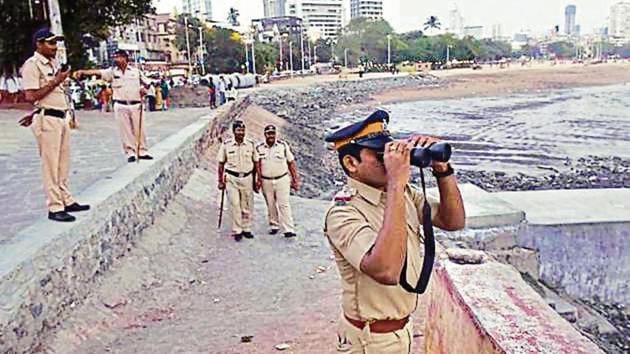 Mumbai Police tightened security at Girgoan Chowpatty in Mumbai, India, on Tuesday. (Anshuman Poyrekar/HT Photo) Mumbai Police tightened security at Girgoan Chowpatty in Mumbai, India, on Tuesday. (Anshuman Poyrekar/HT Photo)
