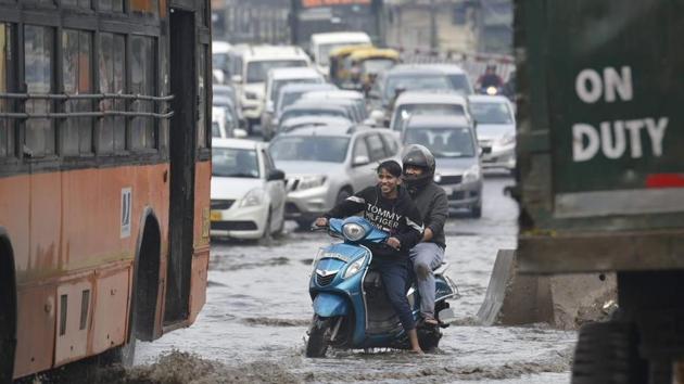 Delhi Traffic Police tweeted advisories asking commuters to avoid stretches as waterlogging was reported in several areas including Mathura Road, Ashram Chowk, Moolchand underpass, Bihari Colony, Chhatrasal Stadium and Savitri Cinema area in Greater Kailash Part 2. (Sanchit Khanna / HT Photo) Delhi Traffic Police tweeted advisories asking commuters to avoid stretches as waterlogging was reported in several areas including Mathura Road, Ashram Chowk, Moolchand underpass, Bihari Colony, Chhatrasal Stadium and Savitri Cinema area in Greater Kailash Part 2. (Sanchit Khanna / HT Photo)