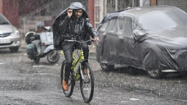 Another IMD official said the night temperature is expected to rise while the days are expected to get colder with the rain. “By Tuesday, the night temperature could go up to 10°C while the day temperature could drop to around 20°C,” the official said. (Sanchit Khanna / HT Photo) Another IMD official said the night temperature is expected to rise while the days are expected to get colder with the rain. “By Tuesday, the night temperature could go up to 10°C while the day temperature could drop to around 20°C,” the official said. (Sanchit Khanna / HT Photo)
