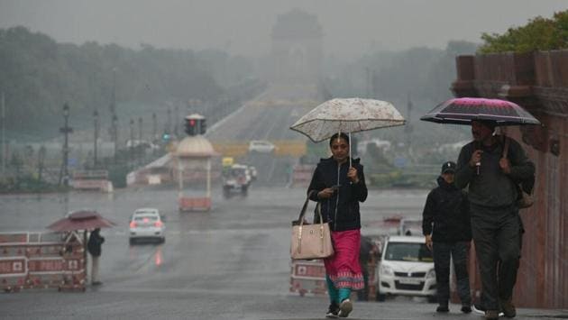 An early morning scene at Vijay Chowk in central Delhi. The minimum temperature recorded was at 11.5 degrees Celsius, four notches more than the season’s average. On the other hand, the maximum temperature was at 22.6 degrees Celsius, which was a notch more than the season’s average. (Arvind Yadav / HT Photo) An early morning scene at Vijay Chowk in central Delhi. The minimum temperature recorded was at 11.5 degrees Celsius, four notches more than the season’s average. On the other hand, the maximum temperature was at 22.6 degrees Celsius, which was a notch more than the season’s average. (Arvind Yadav / HT Photo)